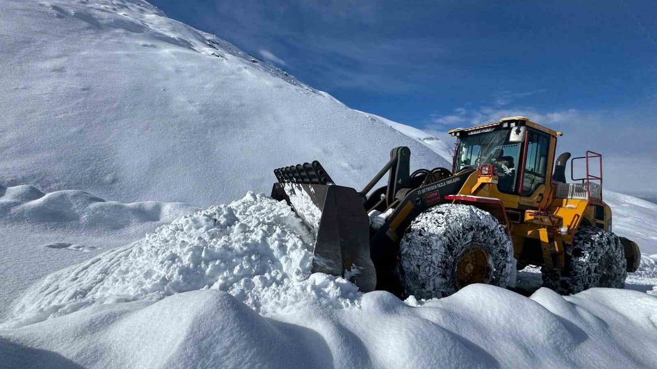 Hakkari'de 172 yerleşim yolu kar nedeniyle ulaşıma kapandı