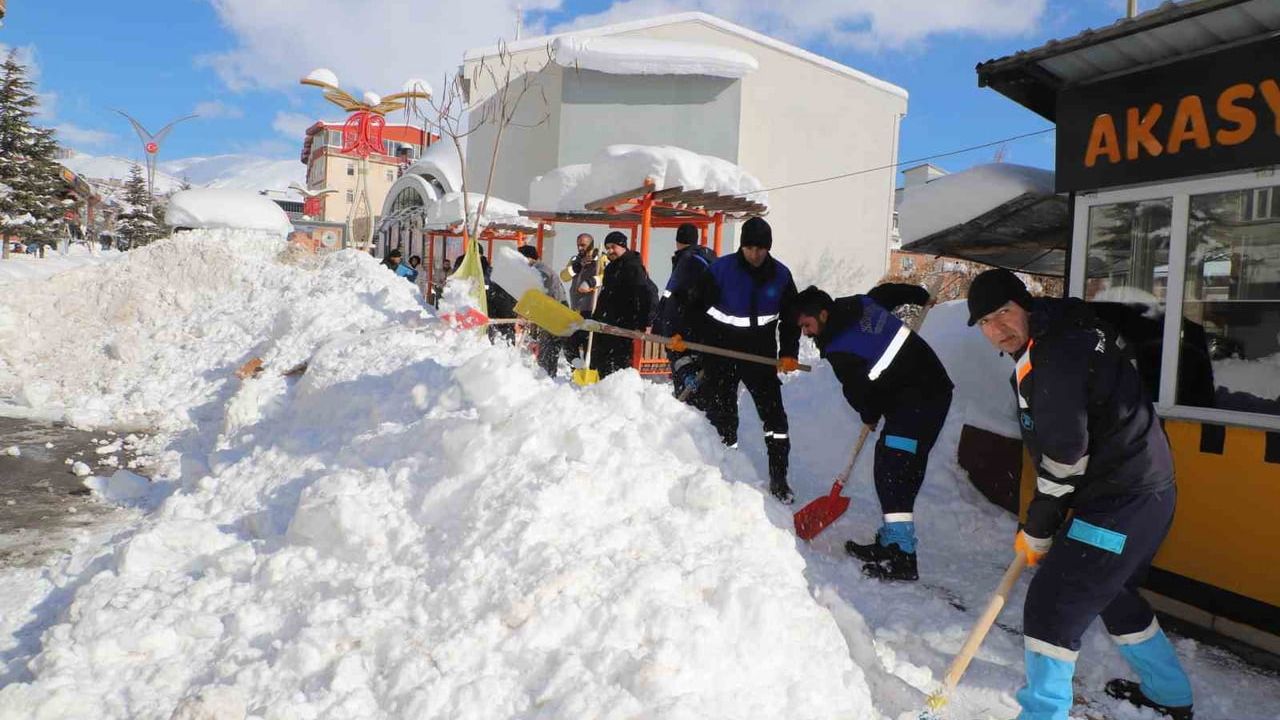 Hakkari'de 274 güvenlik korucusu karla mücadeleye destek verdi