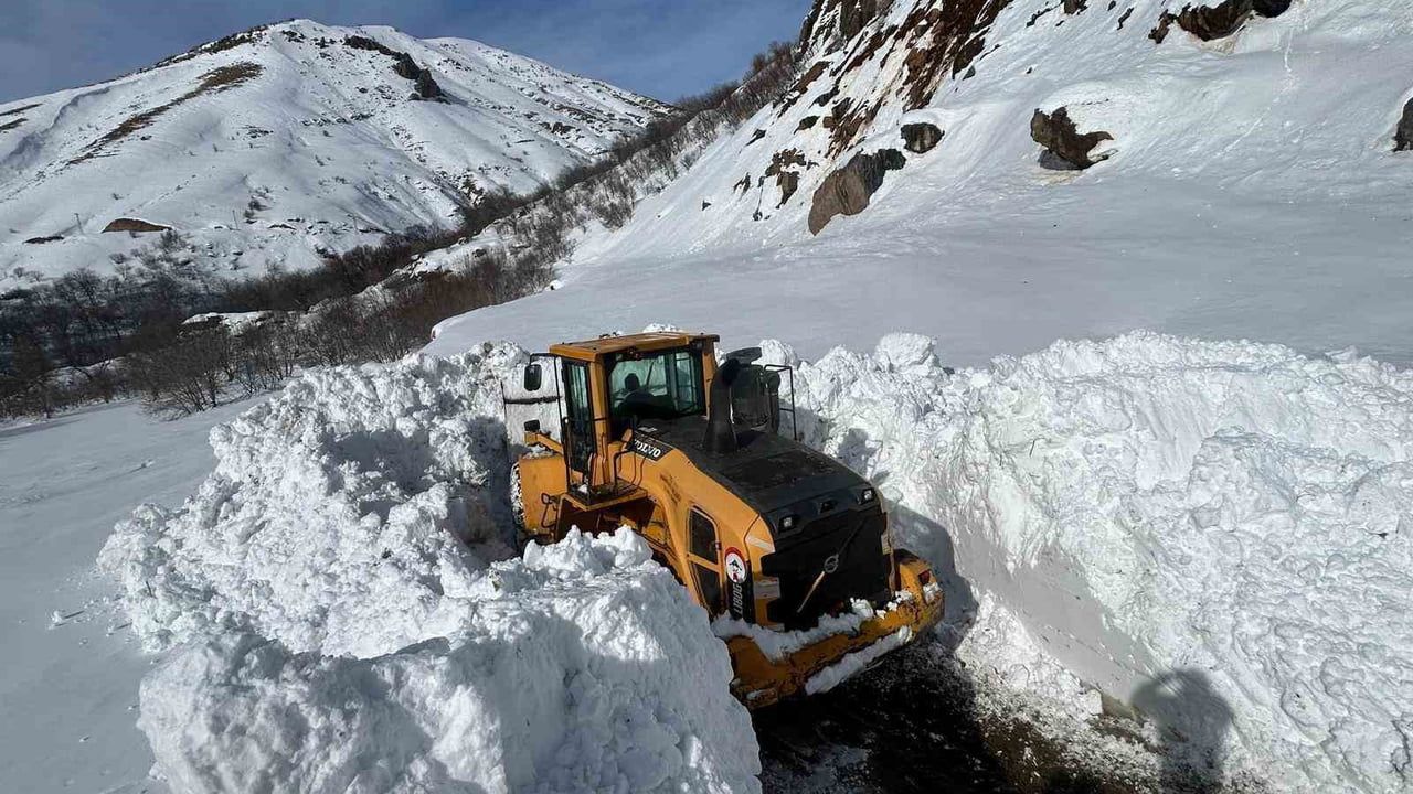 Hakkari'de 353 yerleşim yerinin yolu kar nedeniyle ulaşıma kapandı