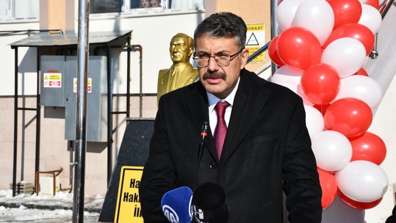 Hakkari'de 70 bin öğrenci 15 günlük yarıyıl tatiline başladı; yenilenen Yunus Emre Okulu açıldı