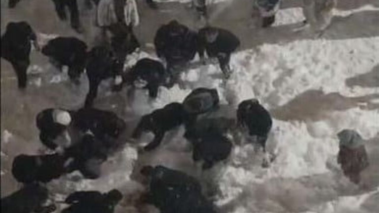 Hakkâri'de çatıda biriken kar kütlesi düştü; öğrenci yaralandı