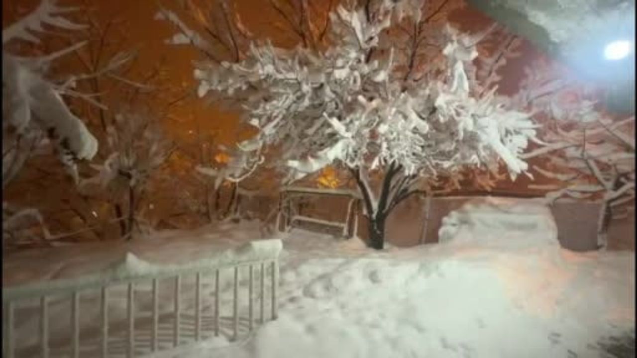Hakkari'de Kar Birikimi 2-3 Metreye Ulaştı: Belediyenin ve İl Özel İdaresinin Çalışmaları Sürüyor