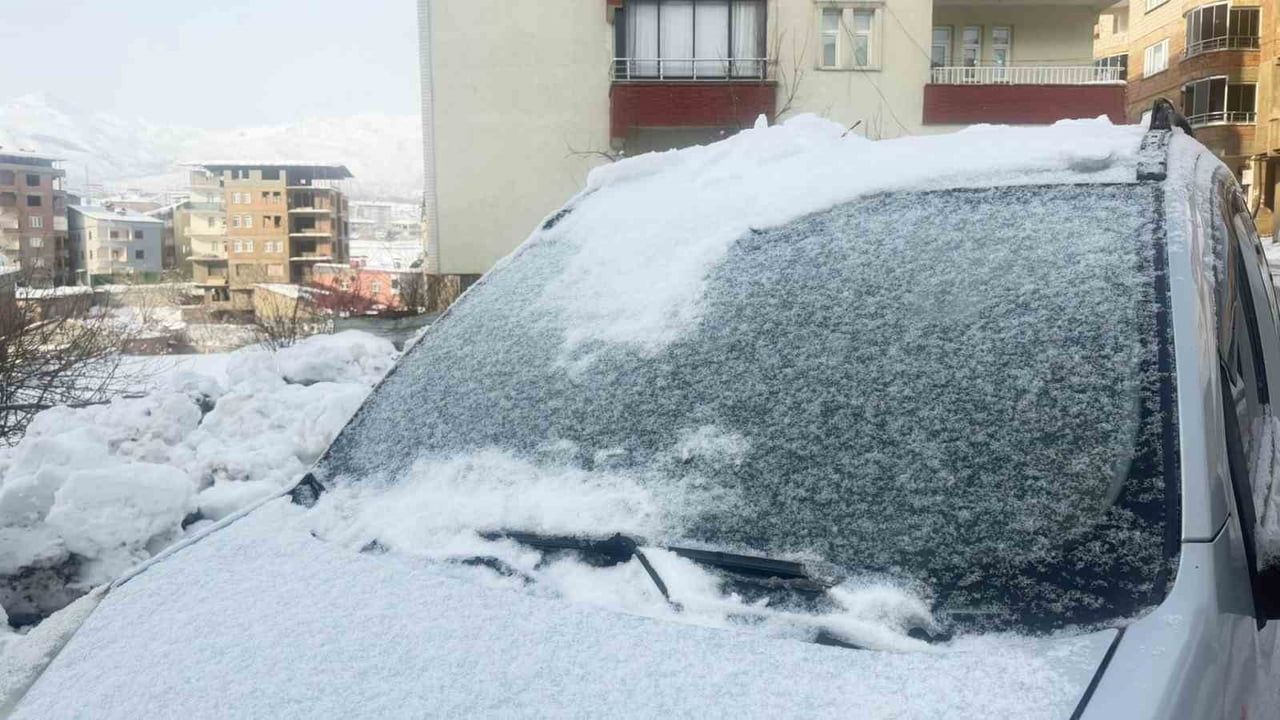 Hakkari'de kar sonrası dondurucu soğuklar: Araçlar ve Mir Kalesi buzla kaplandı