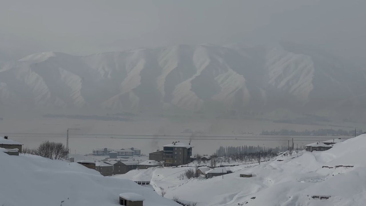 Hakkari'de kar yağışı ulaşımı aksattı: 229 yerleşim yerinin yolu kapandı
