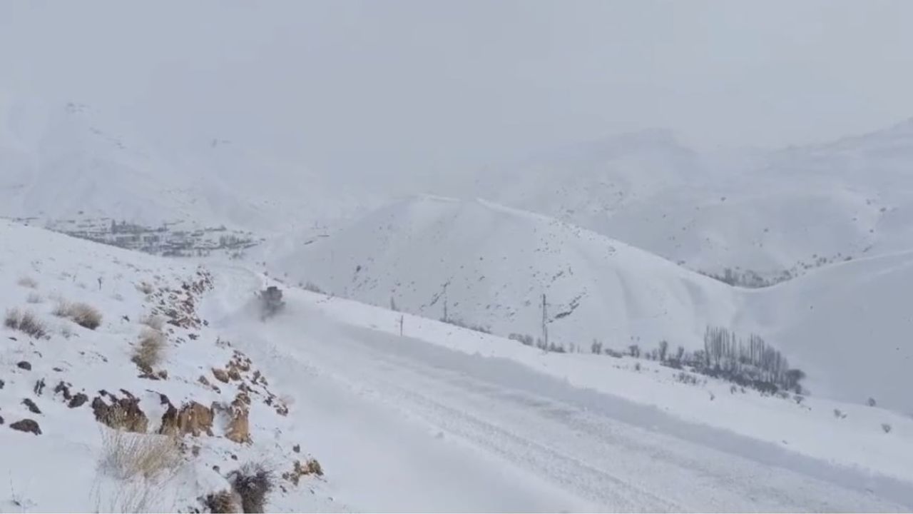 Hakkari'de kar yağışı ulaşımı aksattı: 42 yerleşim yeri kapalı