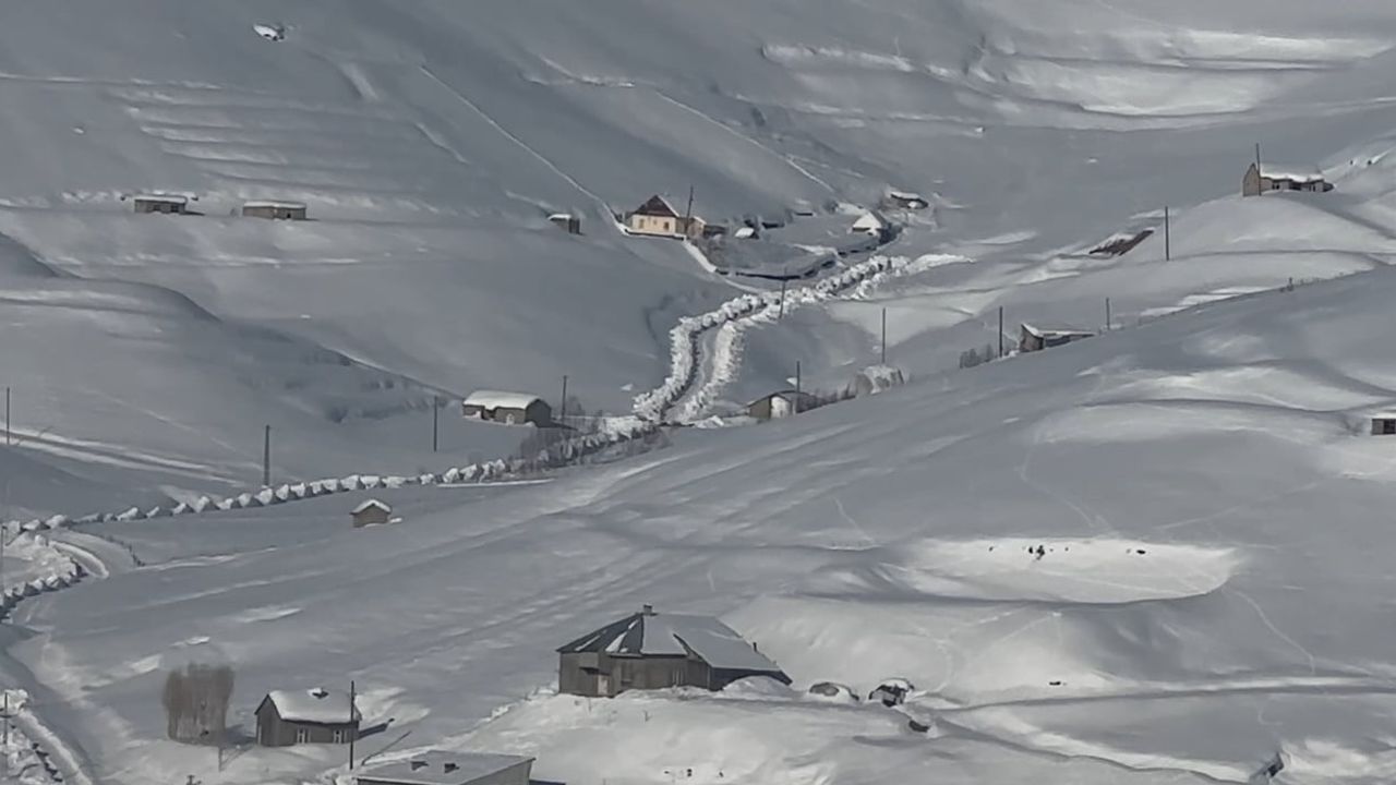 Hakkari'de kar yağışı ulaşımı etkiledi: 51 yerleşim yerinin yolu kapandı