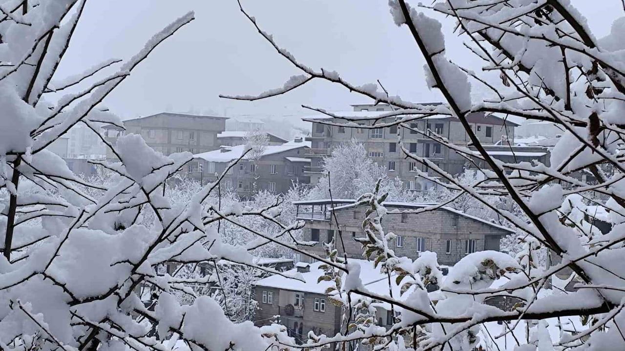 Hakkari'de karla mücadele: 7 köy ve 18 mezra yolunun ulaşıma açılması için çalışma sürüyor