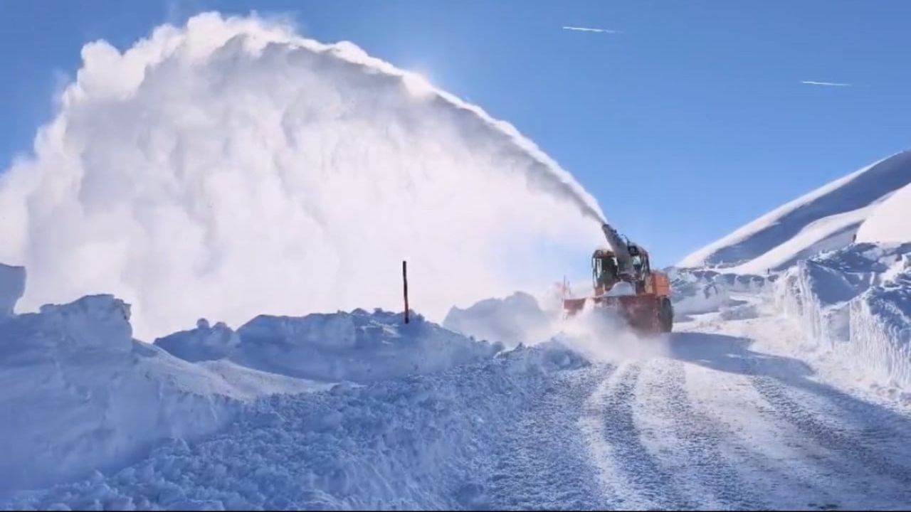 Hakkari'de karla mücadele: Kapanan 295 yoldan 294'ü ulaşıma açıldı