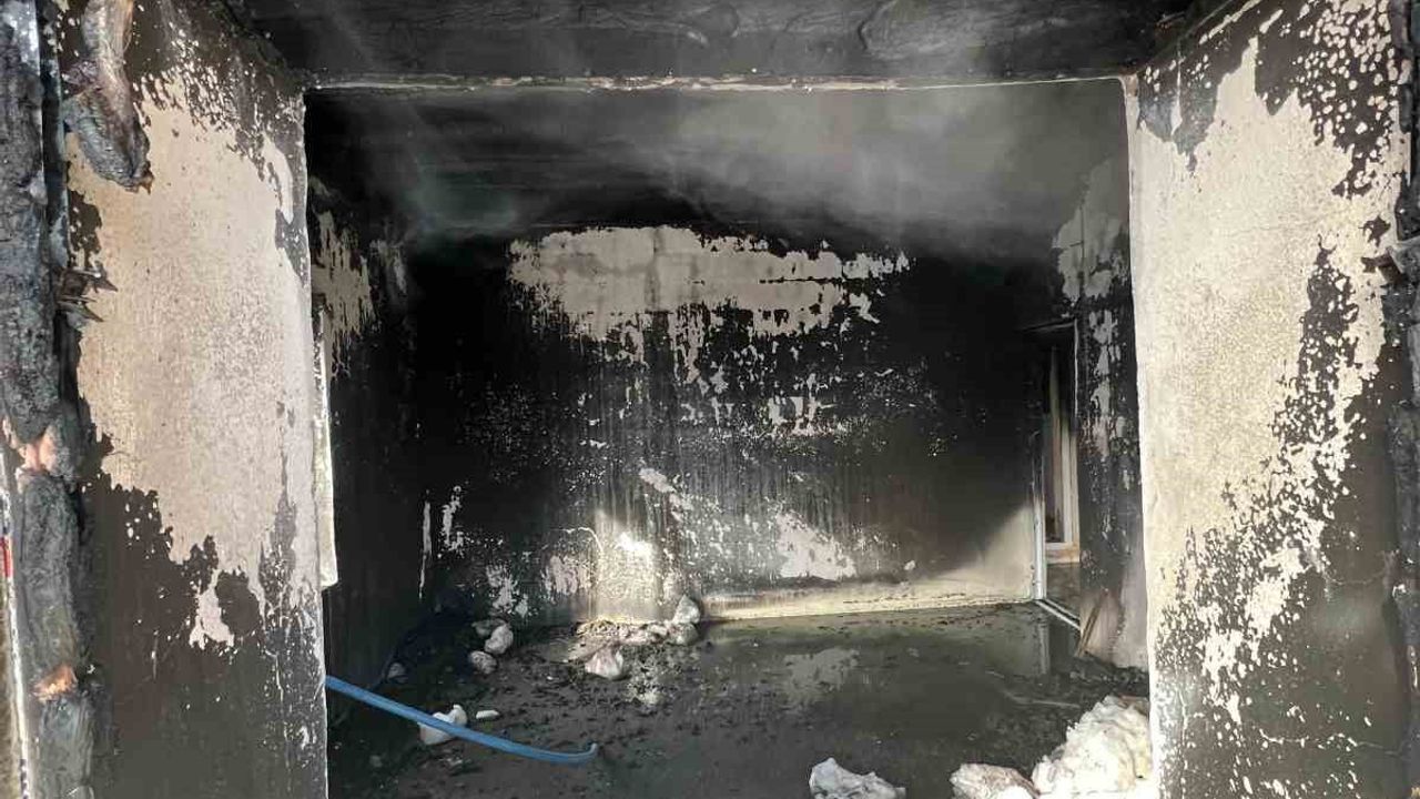 Hakkari'de Koryürek Köyünde Ev Yangını: Elektrik Aksamı Nedeniyle Ev Kullanılamaz Hale Geldi