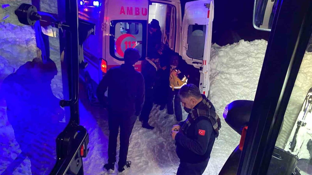 Hakkari'de Mahsur Kalan Ambulansa Belediye Ekipleri Yol Açtı