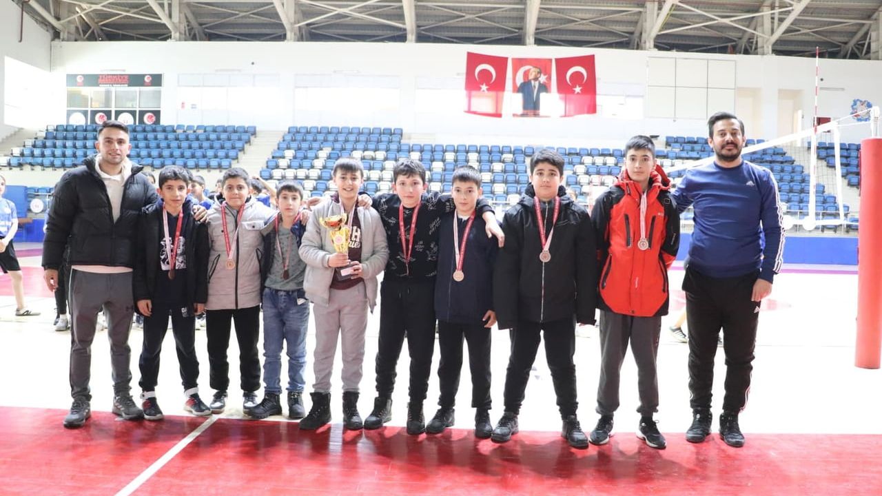 Hakkâri'de Okul Sporları Küçükler Voleybol İl Birinciliği tamamlandı