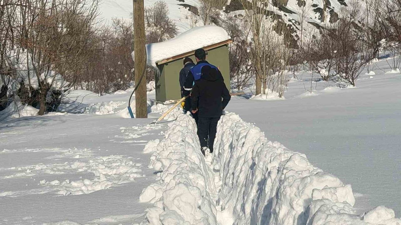 Hakkari'de su arıza ekibi 1,5 metre karı aşarak sondaj pompası arızasını giderdi