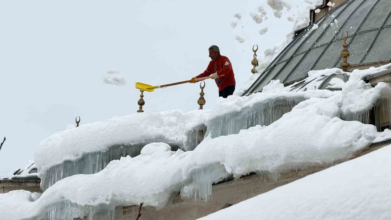 Hakkari'de Ulu Cami çatı karları güvenli şekilde temizlendi