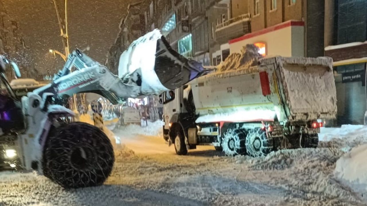 Hakkari'de yoğun kar birikimleri iş makineleriyle şehir dışına taşınıyor