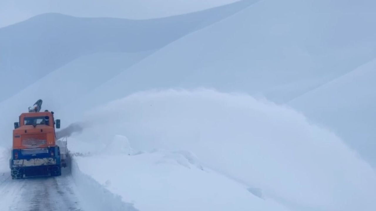 Hakkari'de yoğun kar yağışı: 357 yerleşim yerinin yolu ulaşıma kapandı