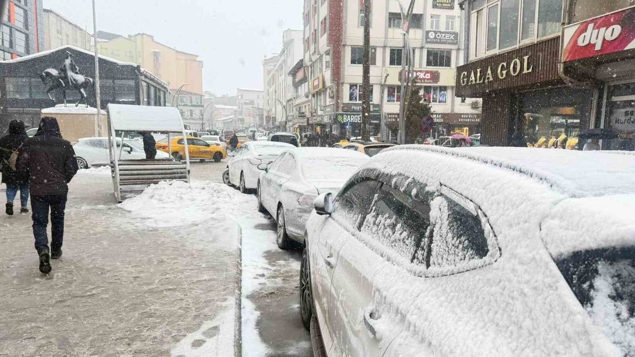 Hakkari'de Yoğun Kar Yağışı: Bir Günlük Eğitime Ara Sonrası Kent Beyaza Büründü