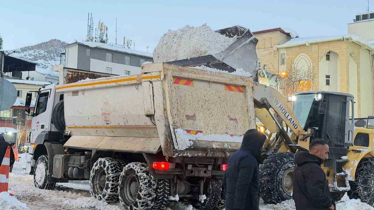 Hakkari'de yoğun karla mücadele sürüyor: Tonlarca kar şehir dışına taşınıyor