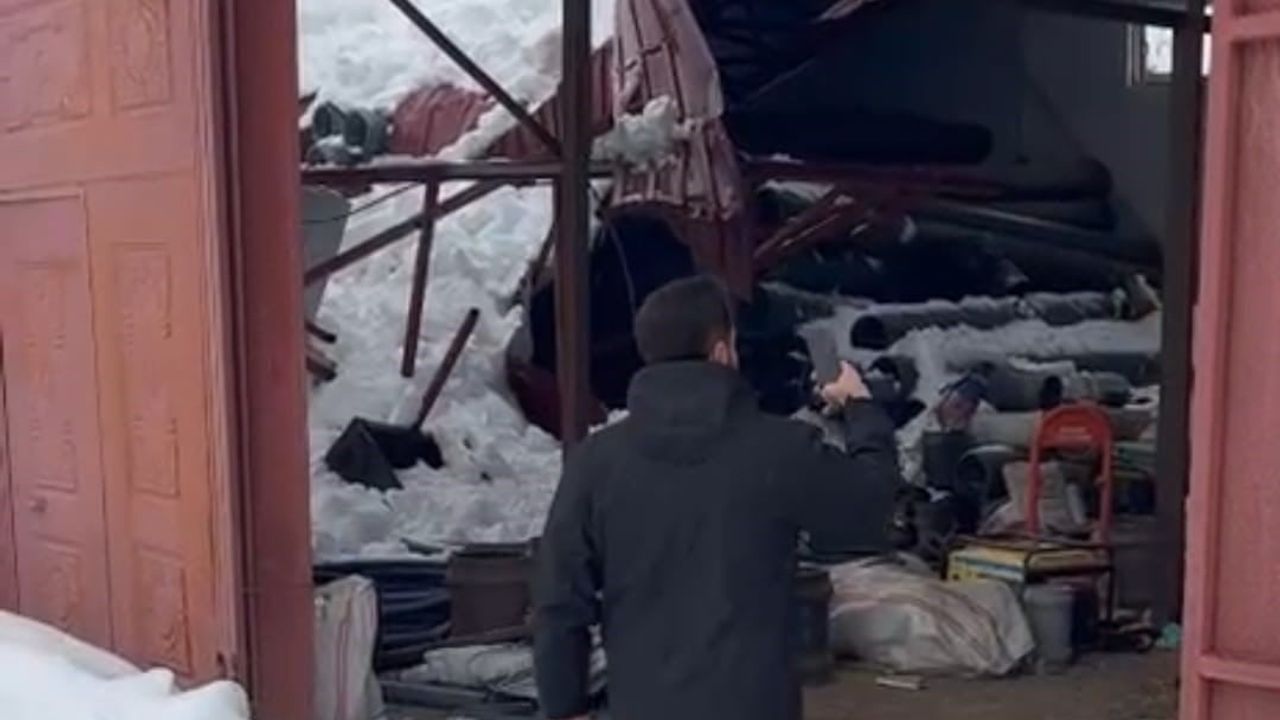 Hakkâri Derecik Gelişen köyünde yoğun kar nedeniyle ahır çatısı çöktü