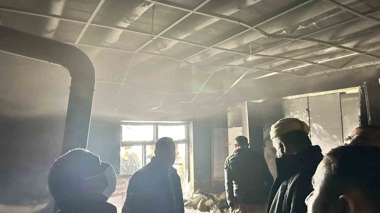 Hakkari Derecik’te ev yangını söndürüldü: Can kaybı yok, evde ciddi maddi hasar oluştu