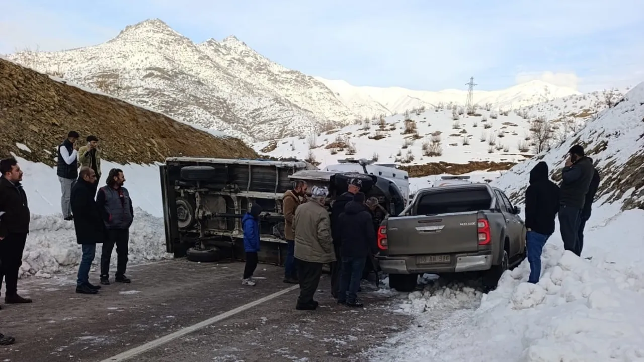 Hakkari Derecik’te trafik kazası: Yaylapınar Köprüsü yakınında 2 yaralı