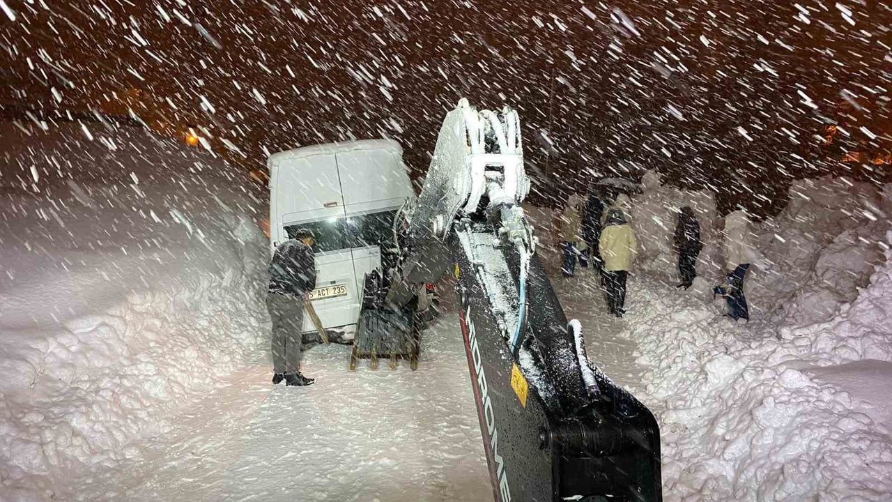 Hakkari Merzan Mahallesi'nde Mahsur Kalan Minibüs Belediye Ekipleri Tarafından Kurtarıldı