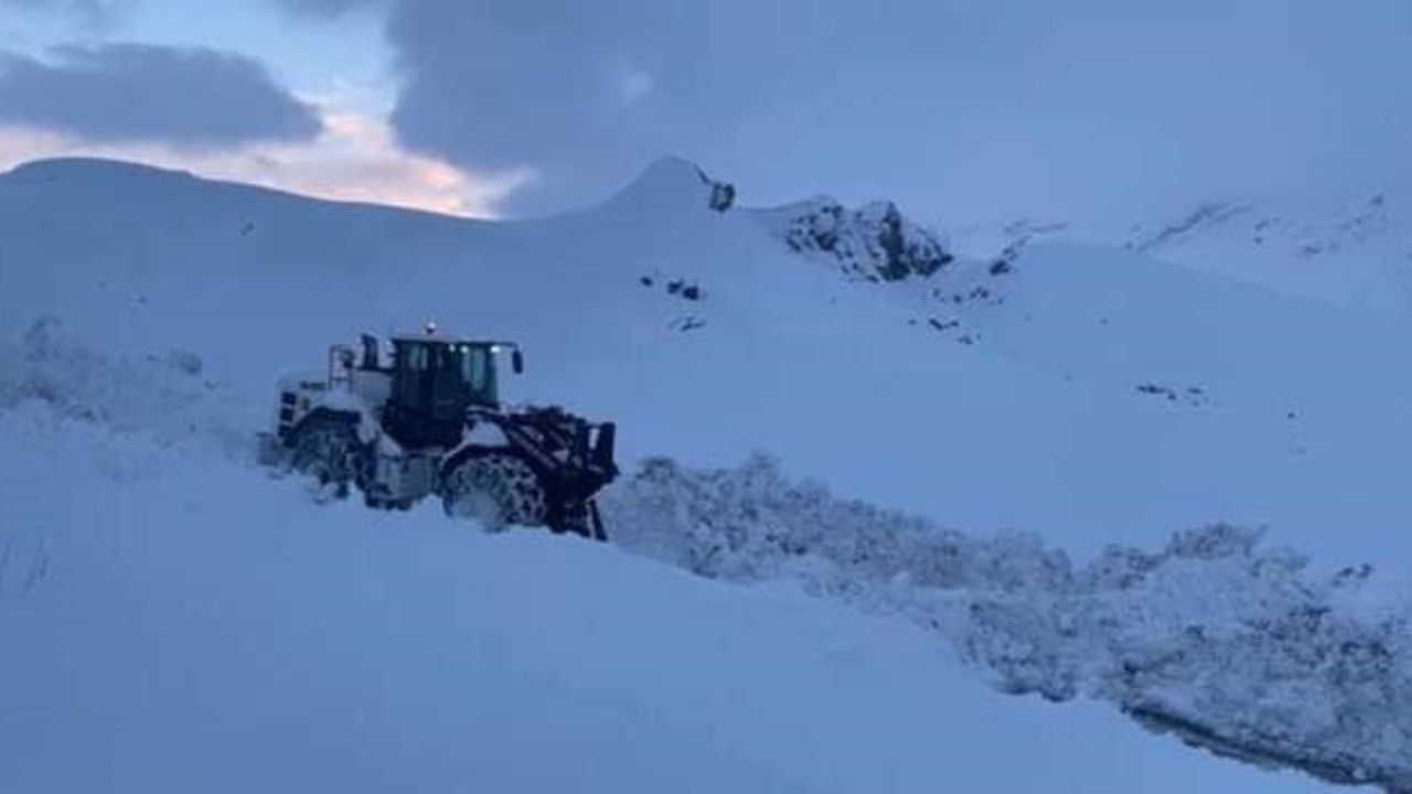 Hakkari-Şırnak Karayolu 3 Gün Sonra Çığ Çalışmalarıyla Yeniden Ulaşıma Açıldı