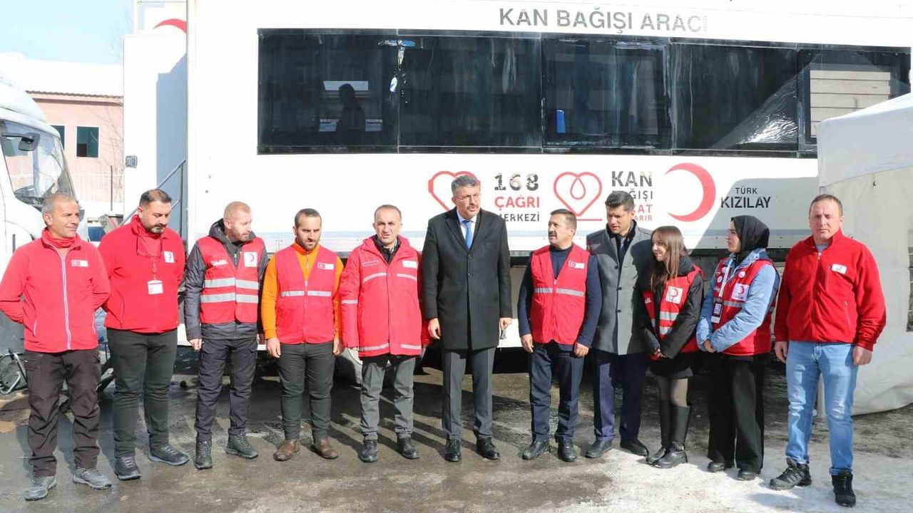 Hakkari Valisi Ali Çelik, Kızılay kampanyasına katıldı; hedef 3 bin 487 ünite kan bağışı
