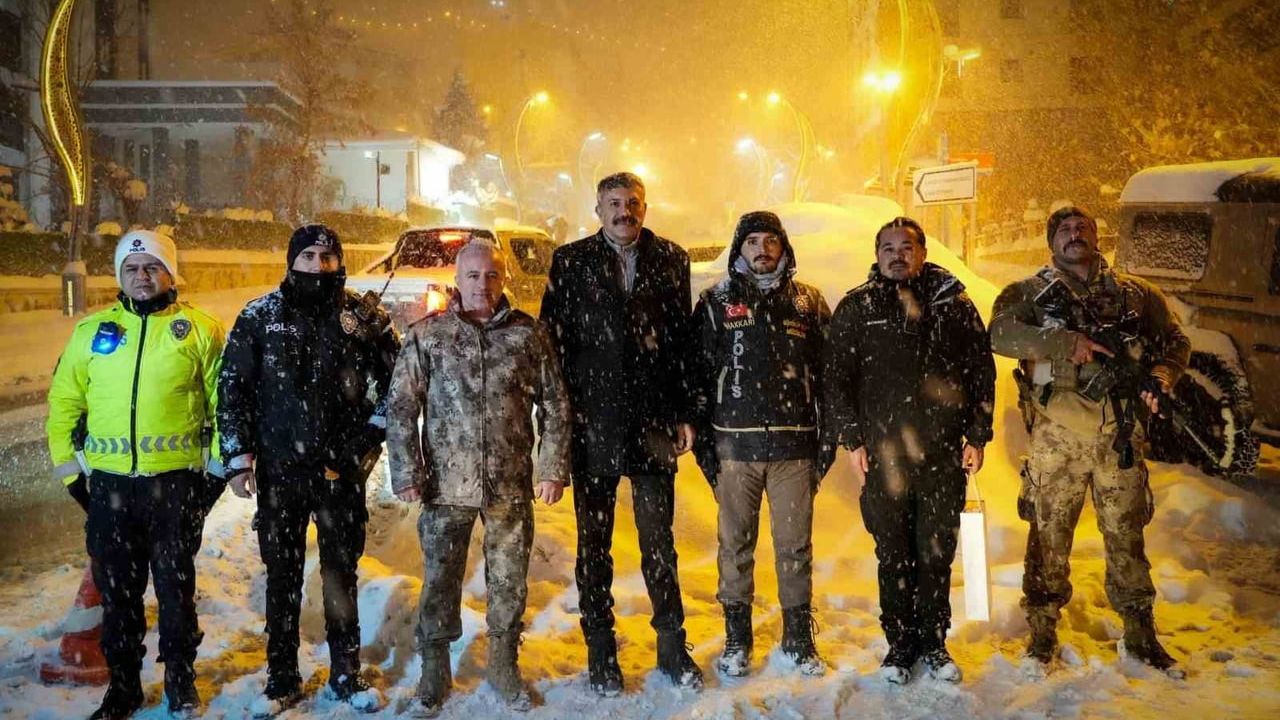 Hakkari Valisi Ali Çelik'ten yılbaşı gecesi görevdeki güvenlik güçlerine ziyaret