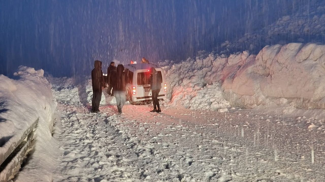 Hakkari-Van karayolunda iki çığın arasında kalan 5 araç kurtarıldı