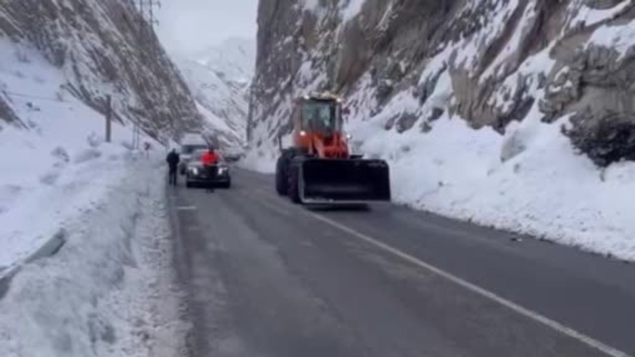 Hakkari-Yüksekova kara yoluna çığ düştü, Karayolları ekipleri yolu açtı