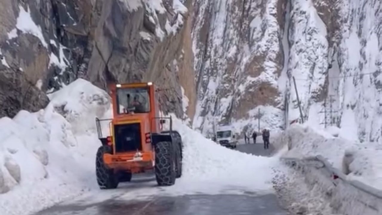 Hakkari-Yüksekova Karayolu'nda çığ; Karayolları ekipleri yolu yeniden açtı