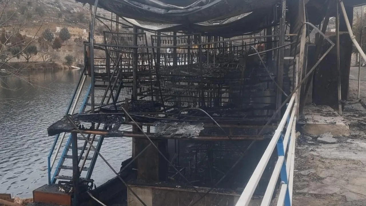 Halfeti'de Fırat Nehri üzerindeki duba restoran ikinci kez yanarak kullanılamaz hale geldi