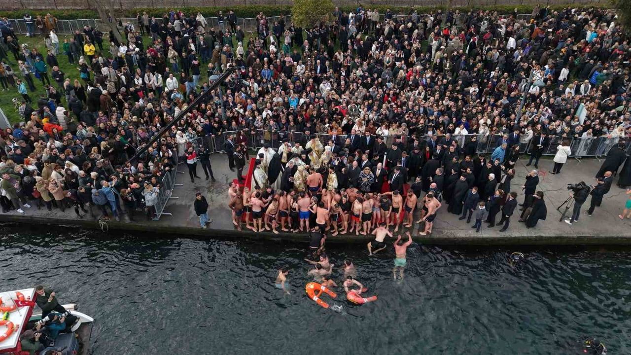 Haliç’te geleneksel denizden haç çıkarma töreni gerçekleştirildi