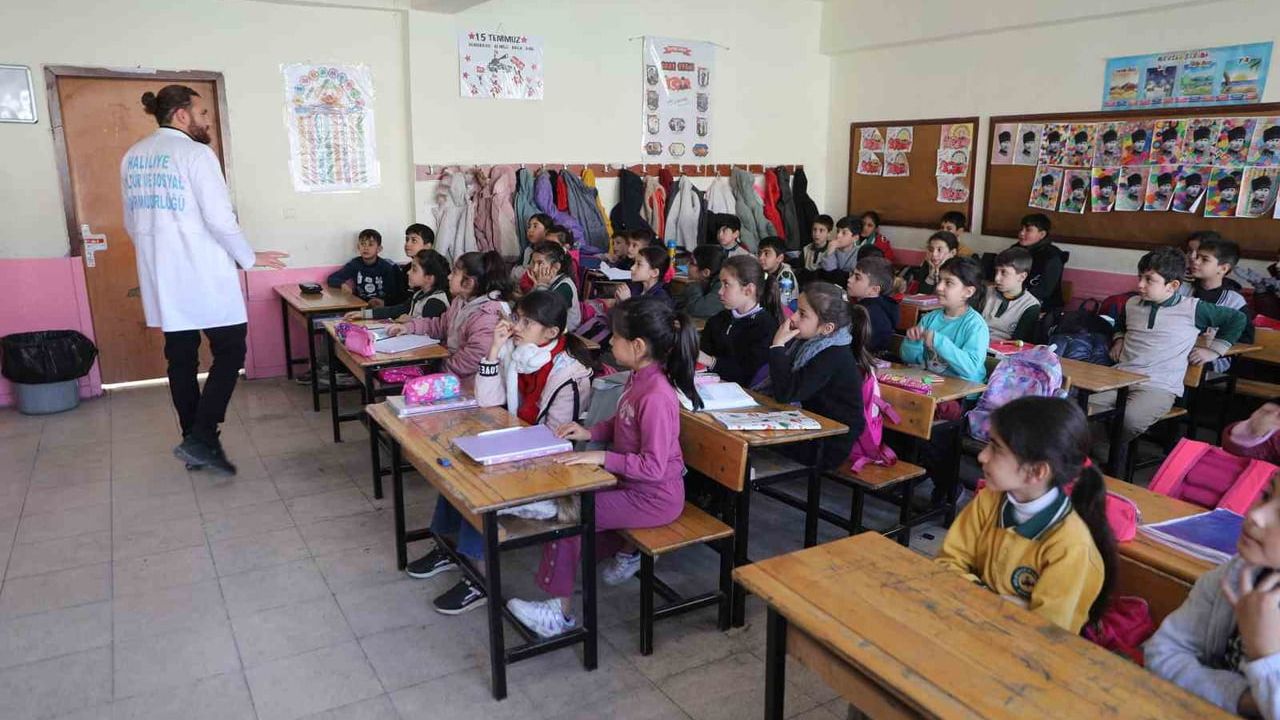 Haliliye Belediyesi öğrenciler için akran zorbalığı, teknoloji bağımlılığı ve sağlıklı beslenme eğitimi verdi