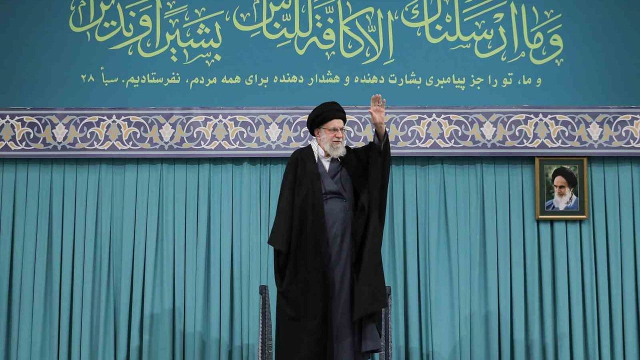 Hamaney Tahran'da protestolarda binlerce kişinin öldüğünü kabul etti; internet erişimi kısmen sağlandı