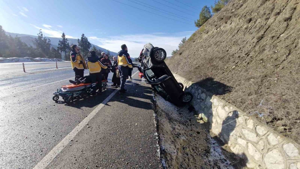 Hanönü'de buzlanma nedeniyle otomobil takla attı: 4 yaralı