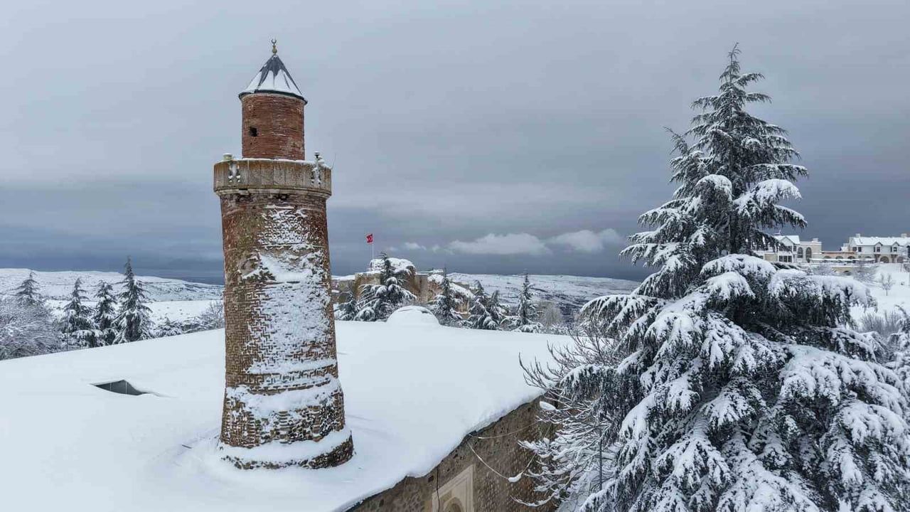 Harput beyaza büründü: Tarihi yapılar karla kartpostallık görüntüler oluşturdu