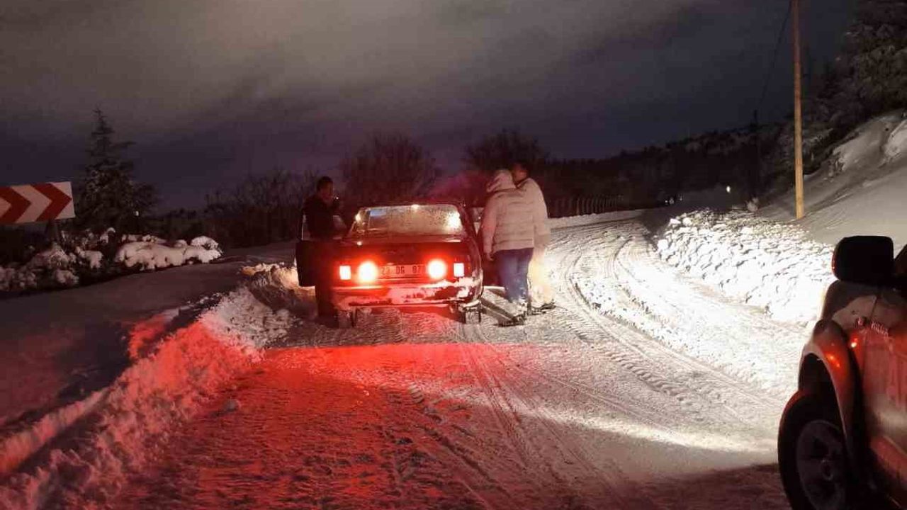 Harput Mahallesi'nde kar nedeniyle yolda kalan araç Elazığ Belediyesi ekiplerince kurtarıldı