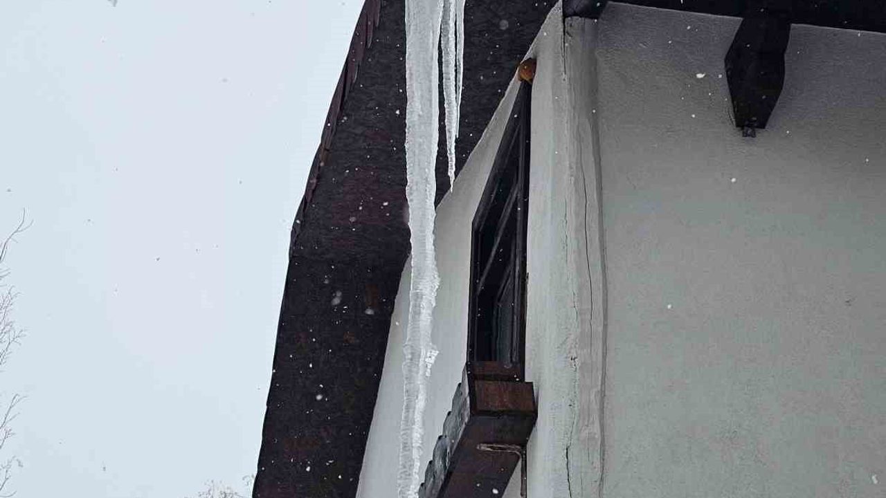 Harput'ta dondurucu soğuk: çatılarda yaklaşık bir metreye uzanan buz sarkıtları