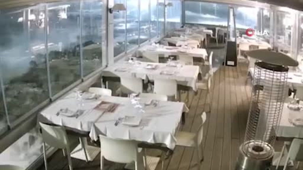 Harry Siklonu Sicilya’yı vurdu — Dev dalgalar Catania yakınlarındaki restorana zarar verdi