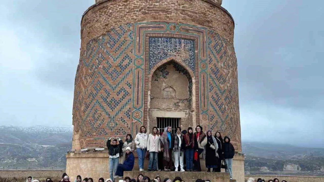 Hasankeyf’te gençlik kampı: Yaklaşık 200 genç tarihi ve kültürü keşfetti