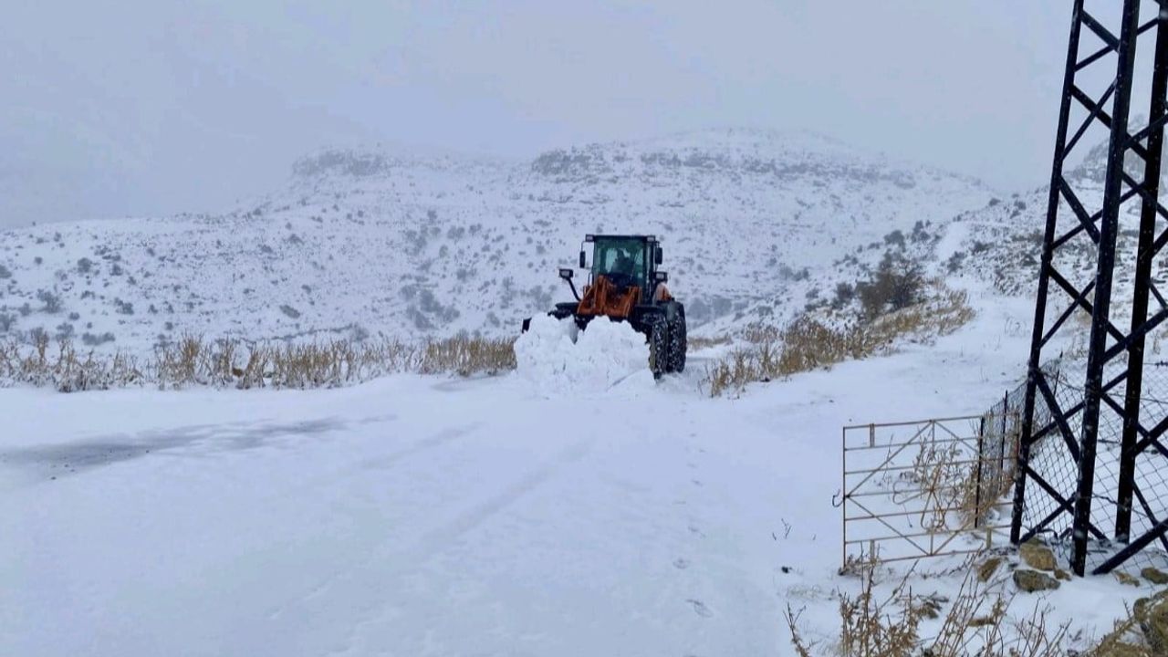 Hasankeyf’te kapanan Uzundere köy yolu yeniden ulaşıma açıldı
