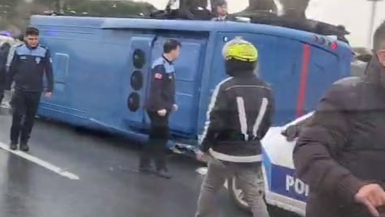 Hasdal Yolu Kemerburgaz İstikametinde Cezaevi Aracı Devrildi; Çok Sayıda Ekip Sevk Edildi