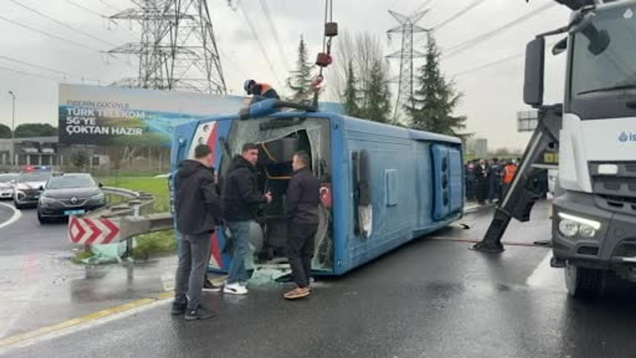 Hasdal Yolu (Kemerburgaz) yönünde cezaevi aracı devrildi, ekipler sevk edildi