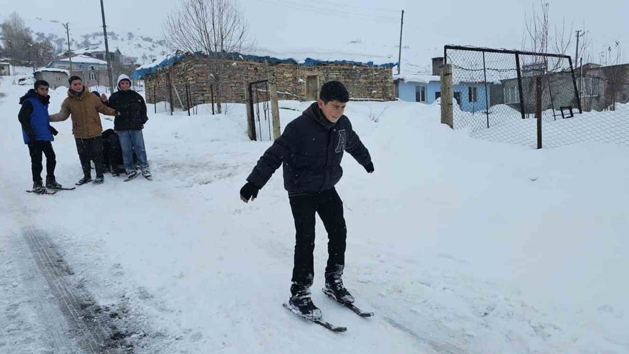 Hasköy'de Çocuklar El Yapımı Patenlerle Karda Kayarak Eğleniyor