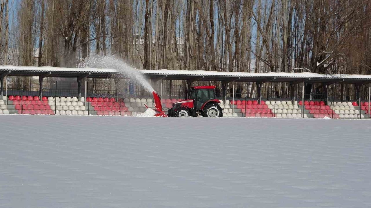 Hasköy'de maç öncesi saha kardan temizlendi, hazırlıklar sürüyor