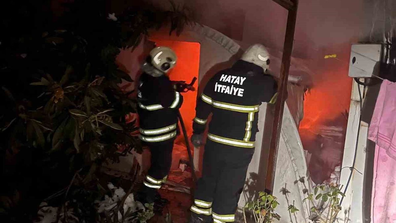 Hatay Altınözü'nde depremzedelerin konteyneri ve depo çadırı yandı