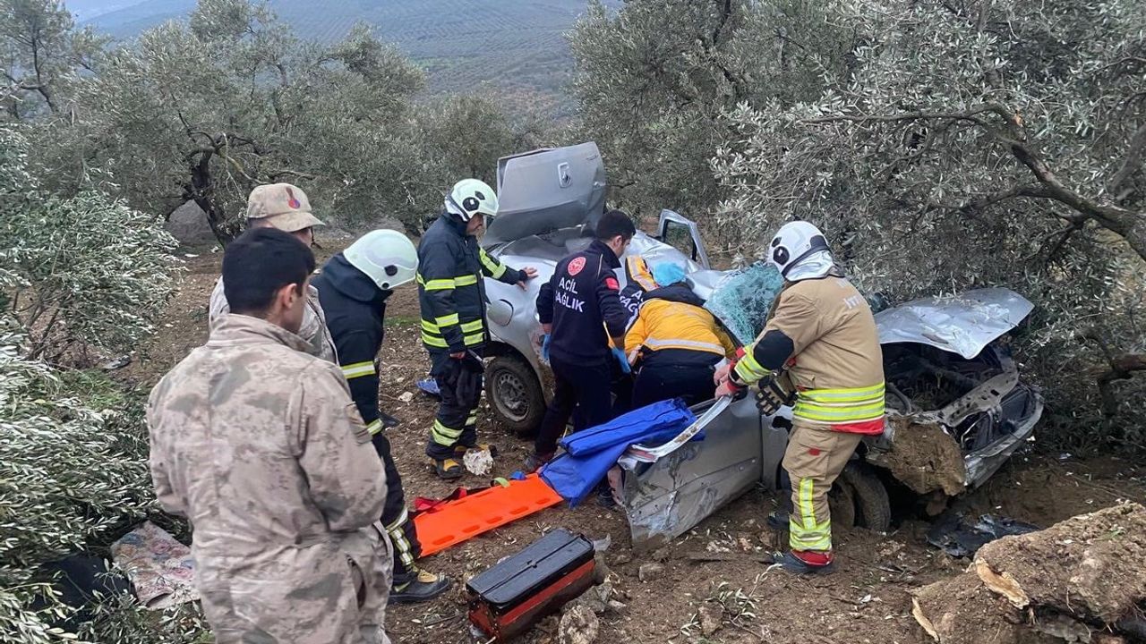 Hatay Altınözü'nde otomobil zeytinliğe uçtu: Sürücü yaralandı