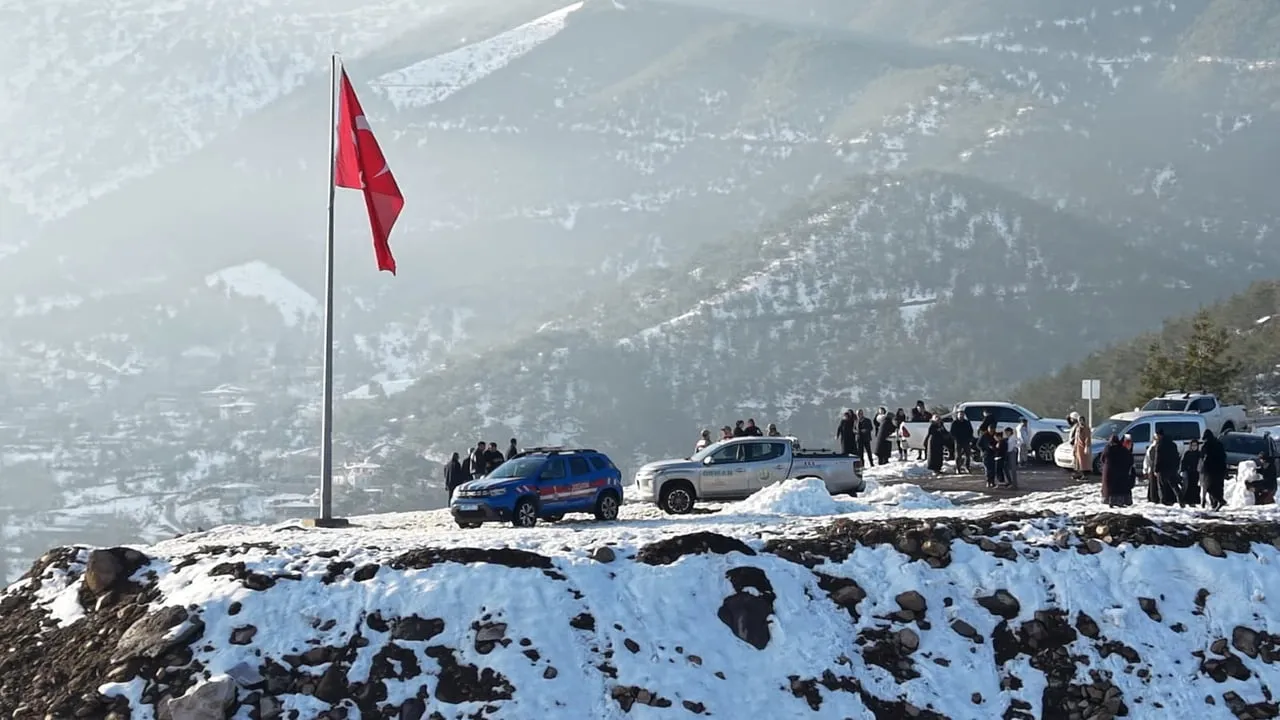 Hatay Arpalıuşağı’nda yıpranan Türk bayrağı jandarma ve itfaiye iş birliğiyle değiştirildi