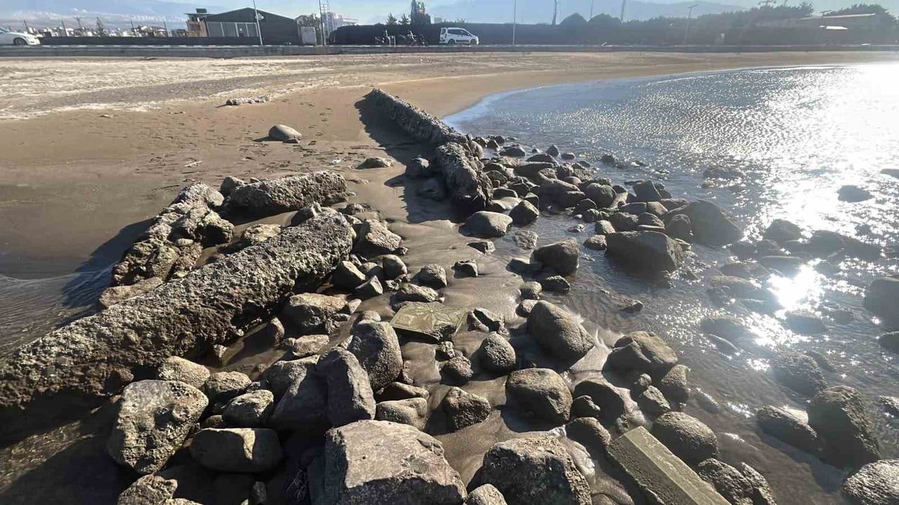 Hatay Arsuz'da 10 metrelik deniz çekilmesi Karaağaç sahilinde endişe yarattı